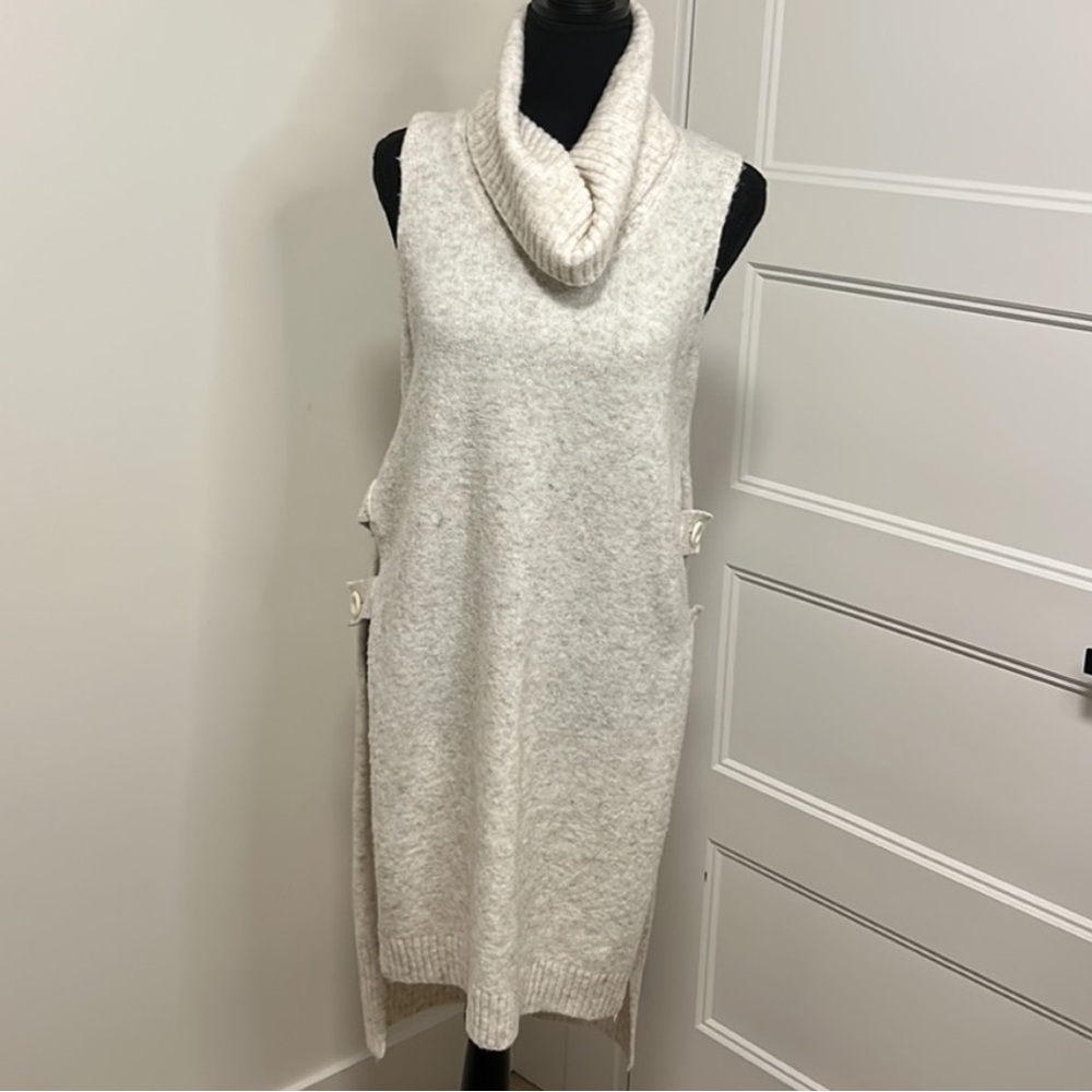 🎉 Sleeveless Turtleneck With Side Slits